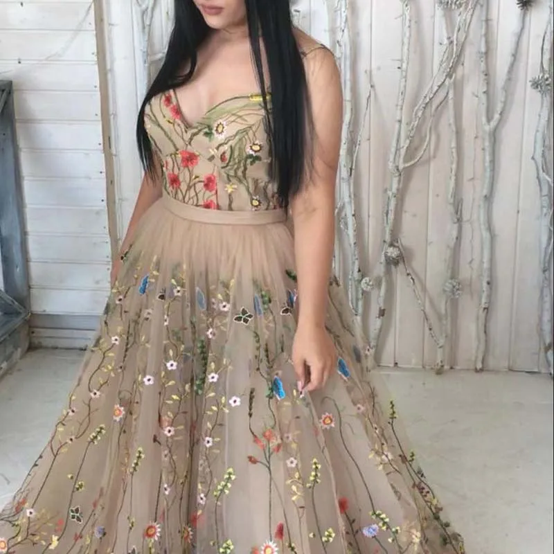 

Flower Lace A Line Cocktail Prom Dress Floral V Neck Sleeveless Spaghetti Strap Beige Tulle Boho Simple Evening Gown Long