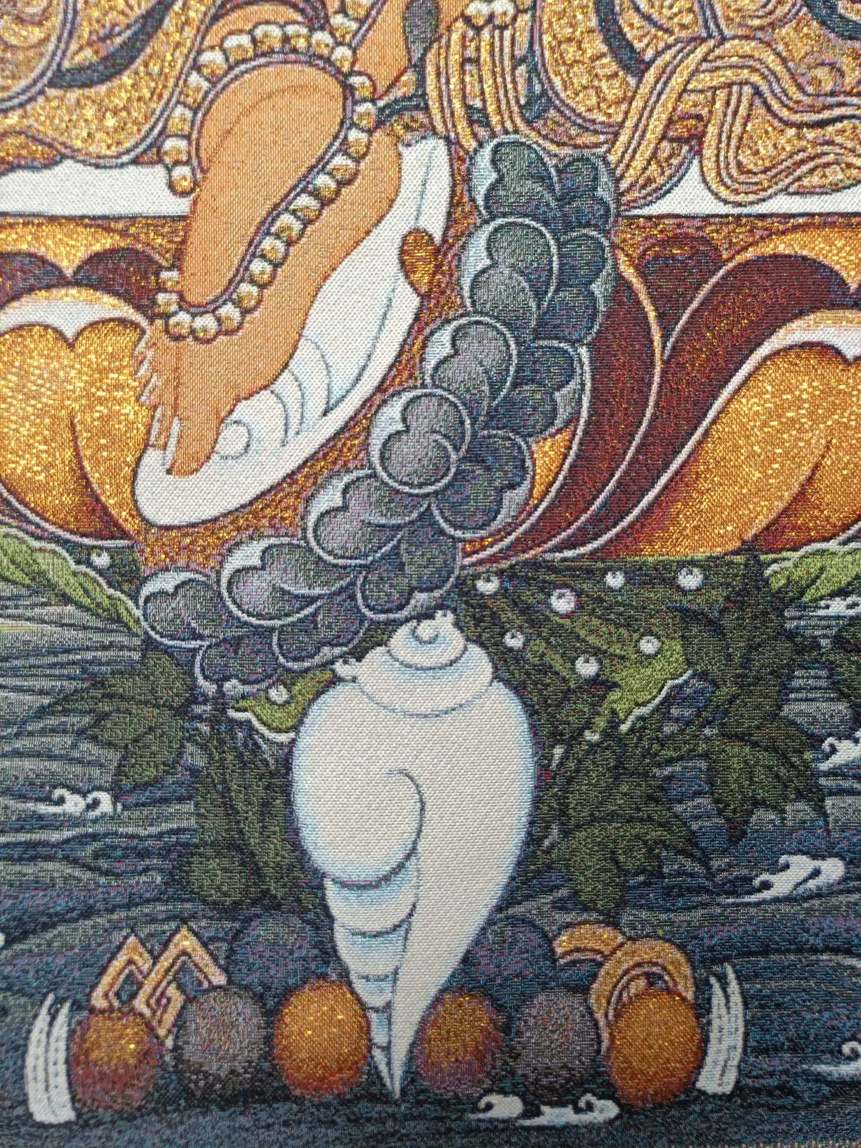 Тангка Тибетского буддизма с изображением желтого бога богатства Джамбхалы, вышитая на шелке.