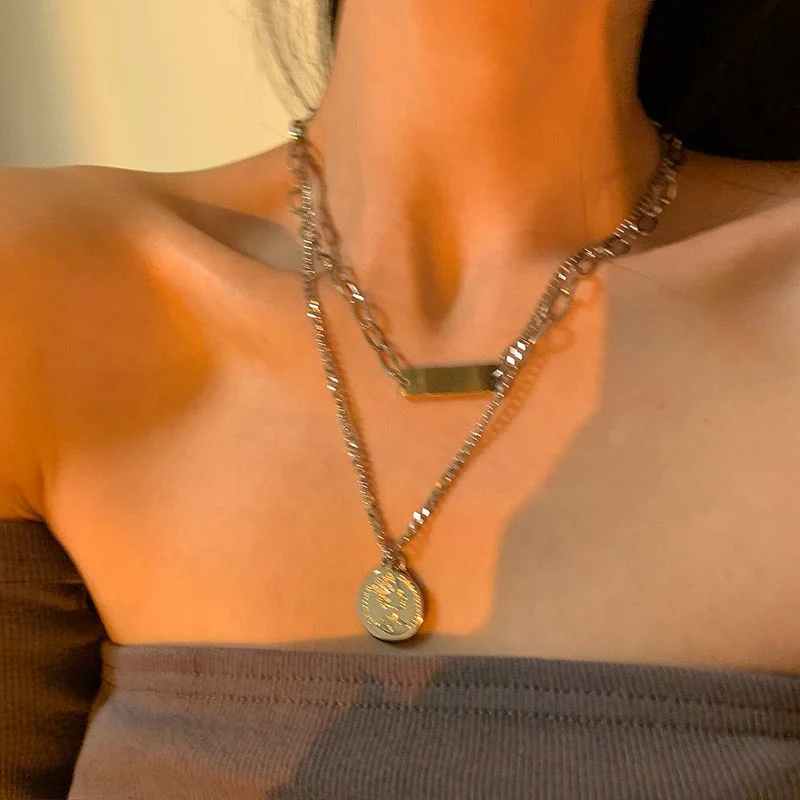 

Figure ins cool wind double layer titanium steel necklace women's ins hip hop niche design sense clavicle chain 2021 NEW