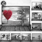 Настенная картина с надписью наименования на дороге