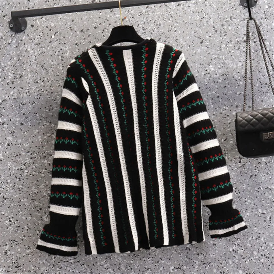 Женский трикотажный свитер с рюшами V-образным вырезом и расклешенными рукавами |