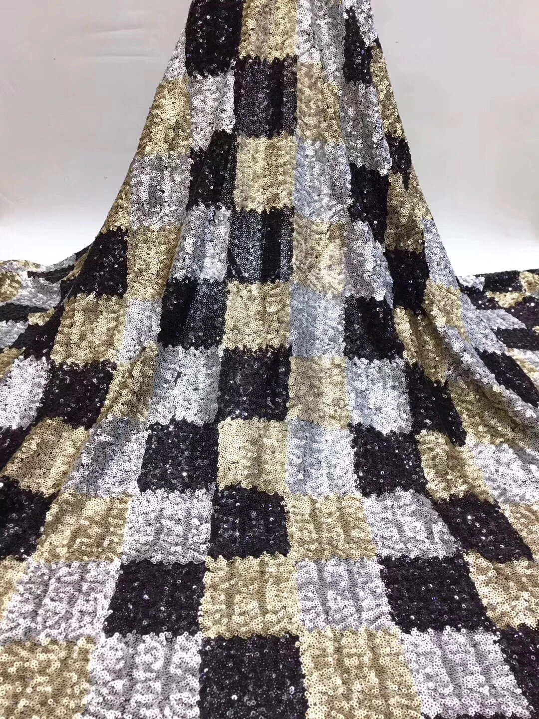 

Latest African Lace Fabric Embroidery Tulle Lace Fabric 2020 High Quality French Lace Fabric With Sequins For Wedding LR9114
