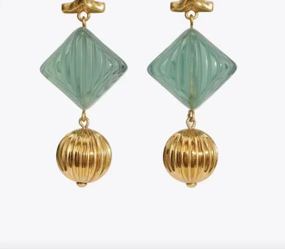 

Позолоченный матовый золотой зеленый квадратный шар из смолы, модный темперамент, без отверстий для ушей, стиль зажима для ушей. Больше фото...