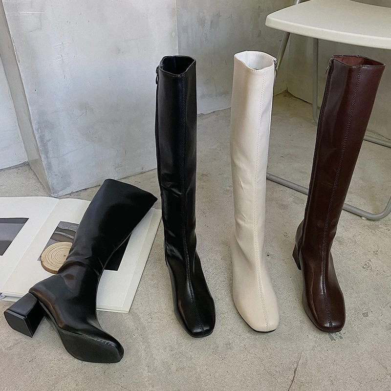 

Женские ботинки на низком каблуке, с круглым носком