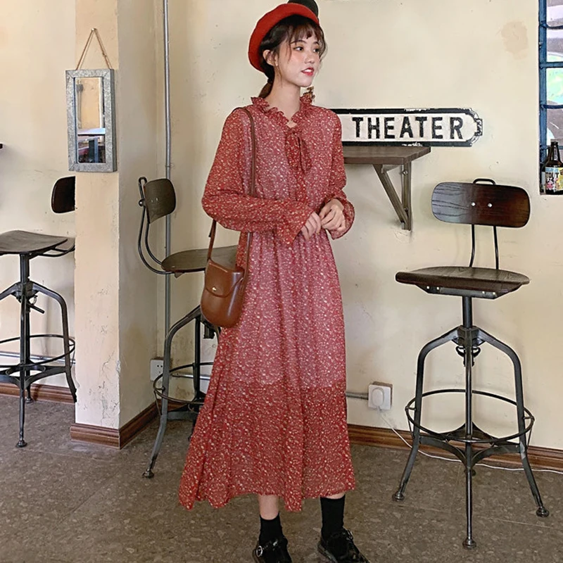 Женское шифоновое платье-трапеция с воротником-стойкой и расклешенными рукавами