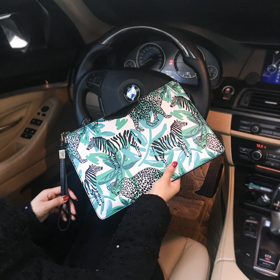 

2021 New Plant Printed Women's Handbag Personalized Leather Contrast Color Fashion Street Women's Wrist Bag Couple Leisure Bag