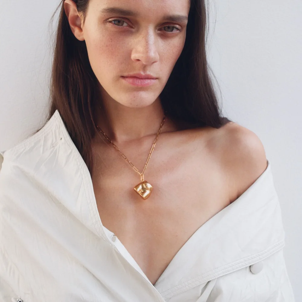 

European and American hot-selling body sculpture necklace star with metal body pendant clavicle chain street fashion style