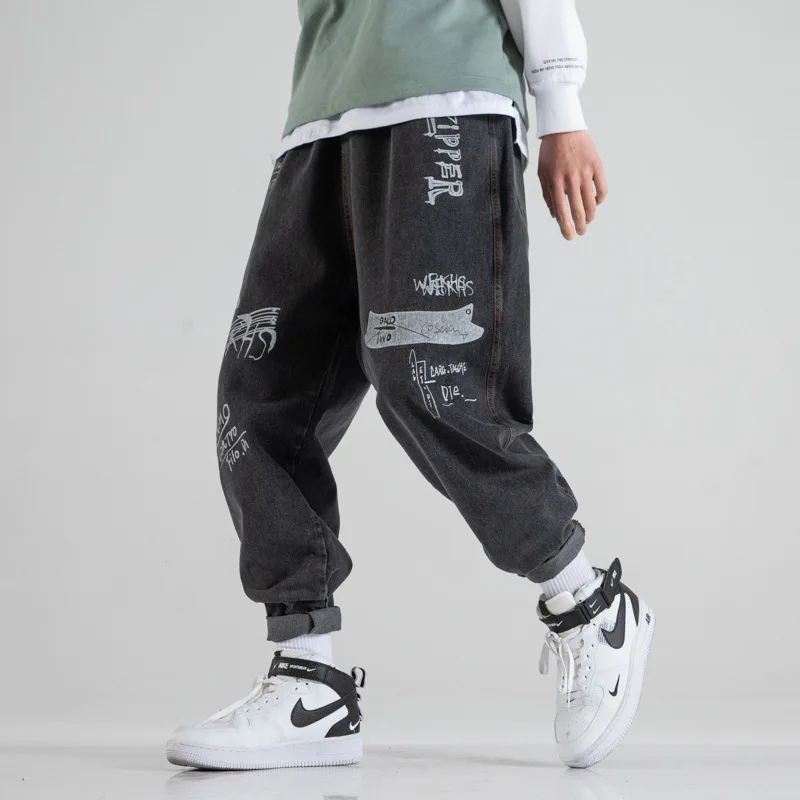 

New graffiti print casual jeans in spring 2021