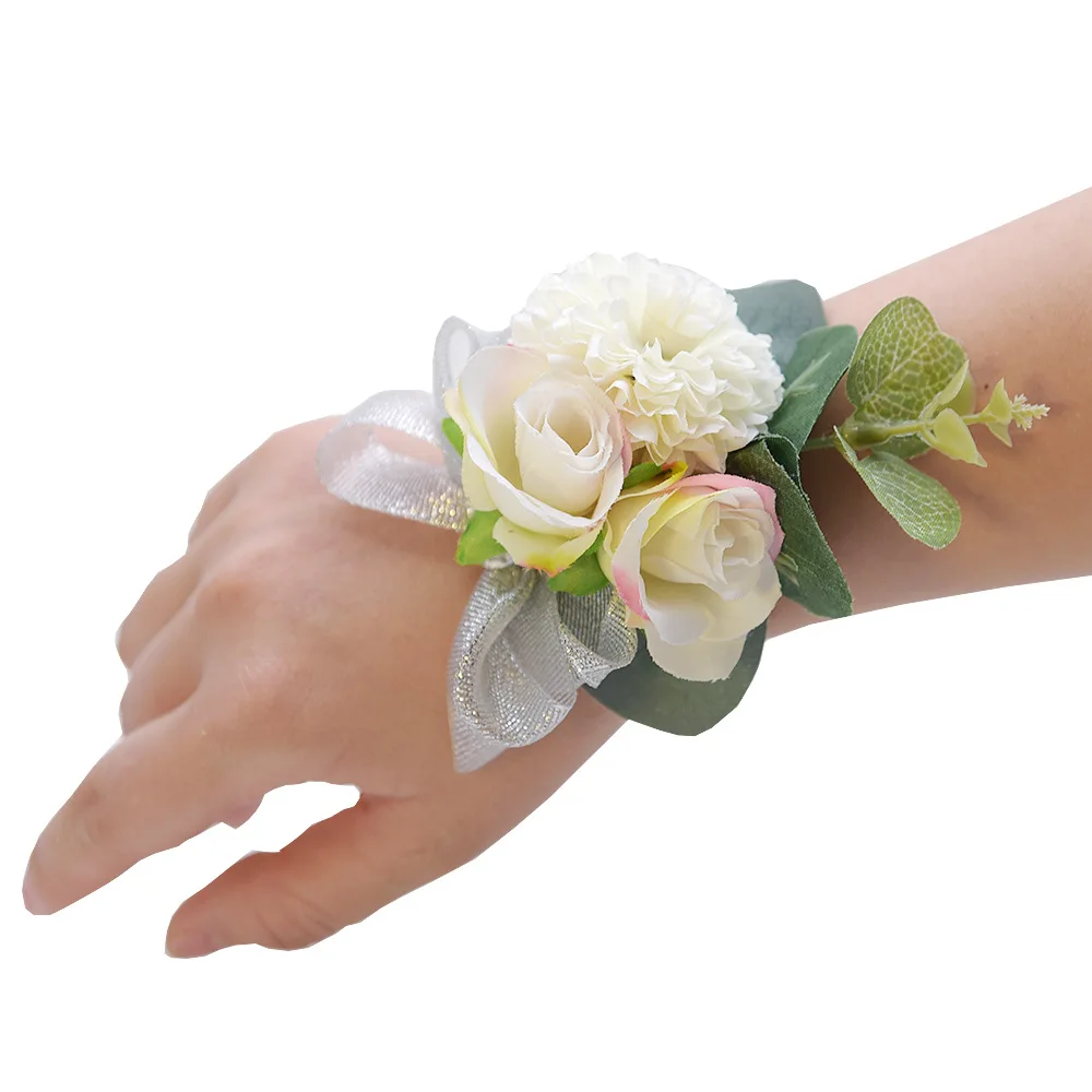 Цветок браслет купить. Свадебные цветы на запястье. Цветы на запястье подружкам невесты. Парные Свадебные браслеты. Браслет корсаж на руку.
