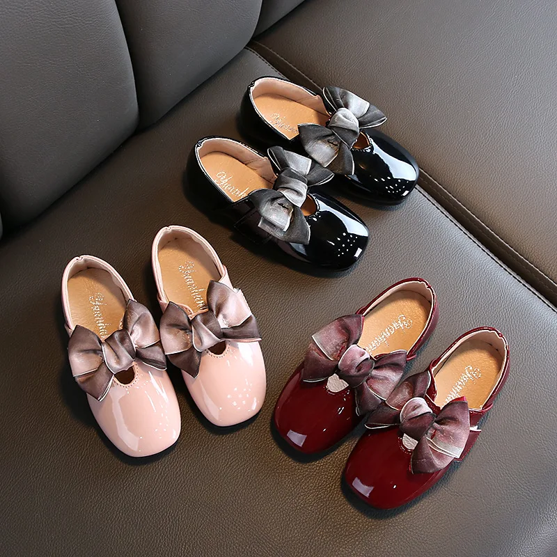 Осенняя обувь из искусственной кожи для девочек лакированной с бантом больших
