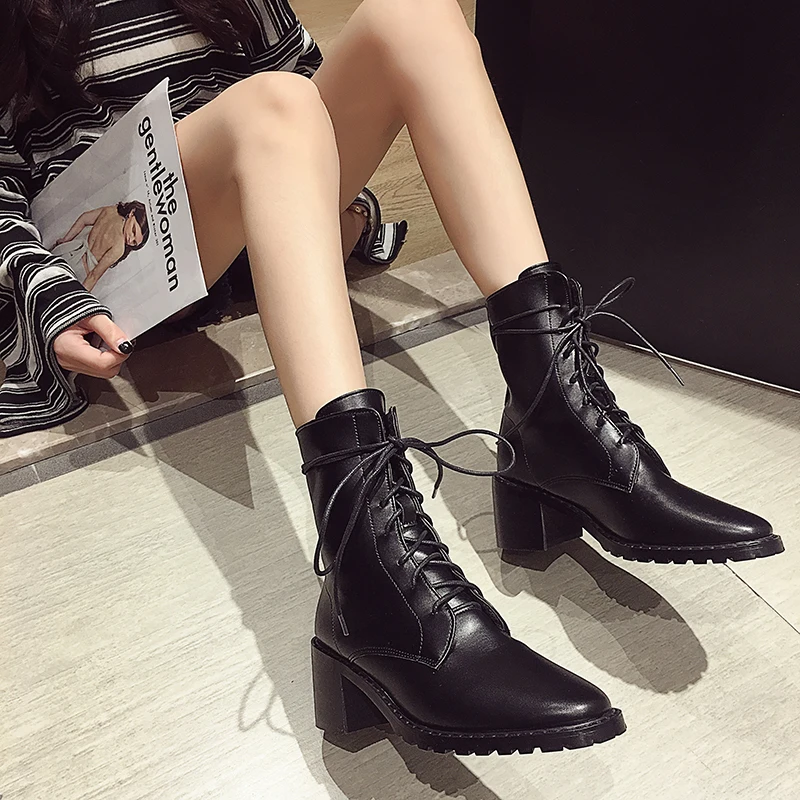 Рыцарские полусапожки на Высоком толстом каблуке со шнуровкой черные кожаные