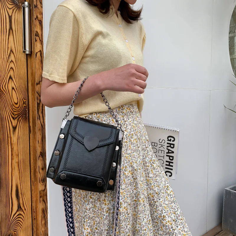 

2021 Retro Heart-Shaped Lock Women's Messenger Bag Wide Shoulder Strap PU Leather Handbag Ladies Crossbody Shoulder Bag Summer