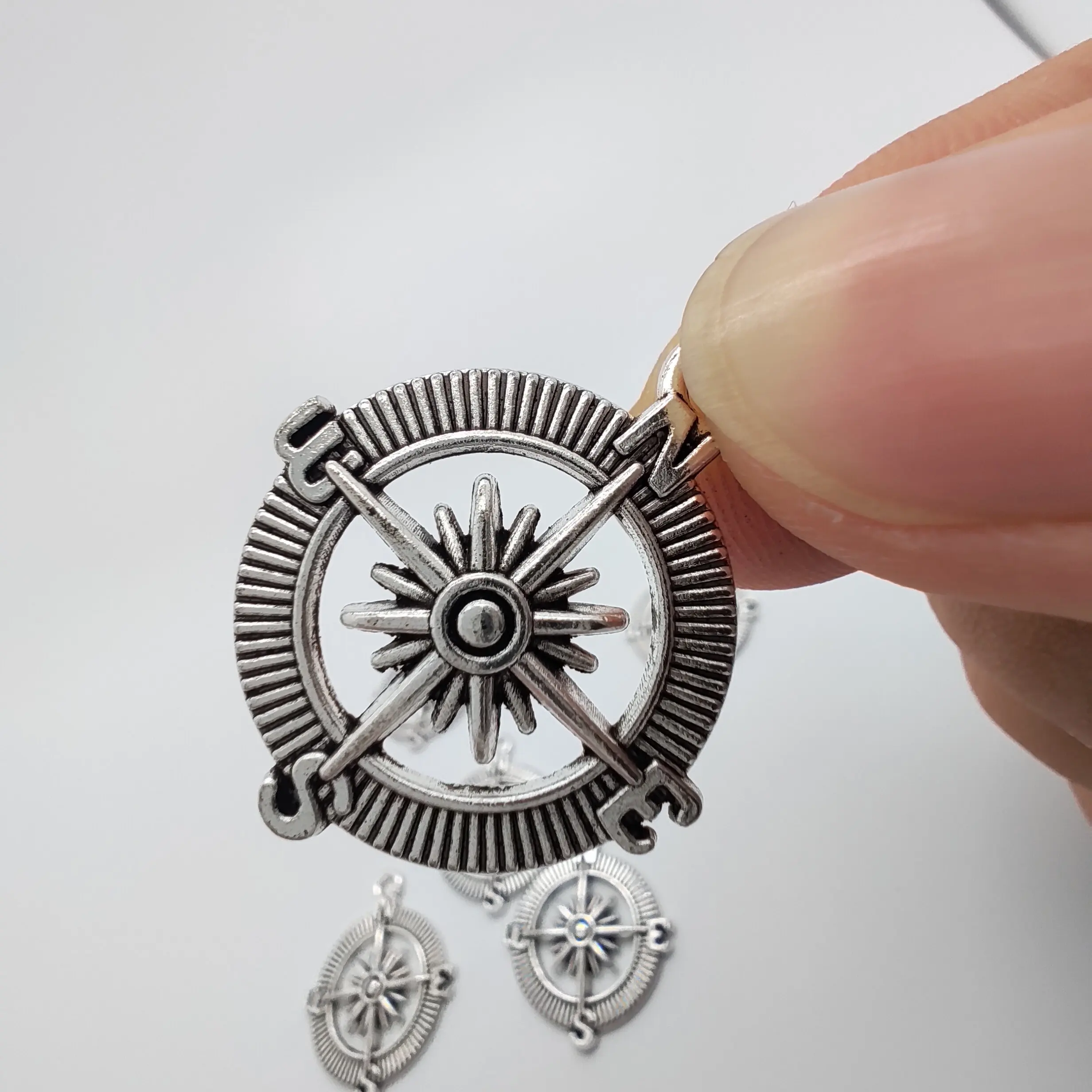 

Tibetan Silver Plated Compass Connector For Jewelry Making Bracelet Necklace Jewelry Accessories DIY 25mm