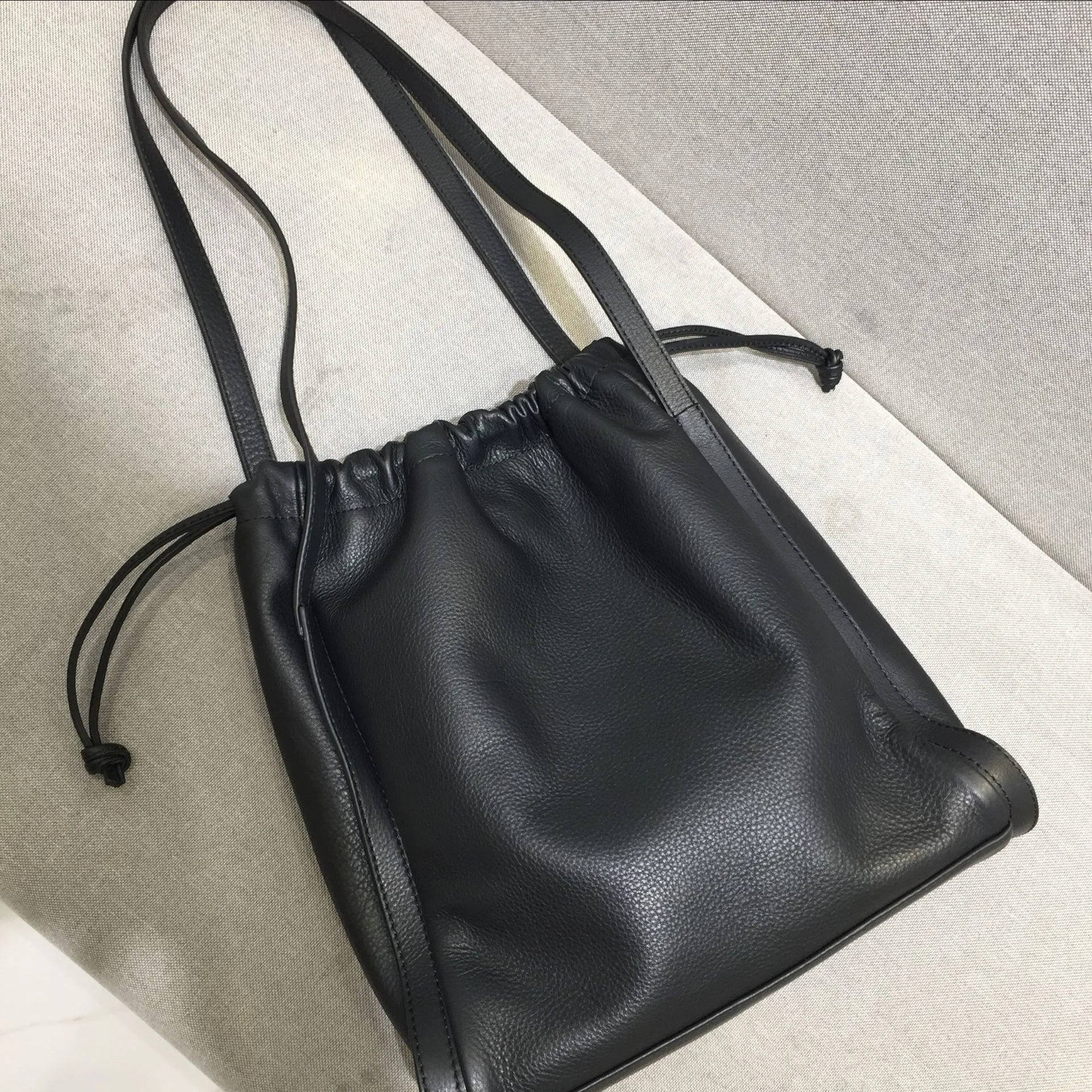 

Женская сумка-мессенджер ручной работы из воловьей кожи