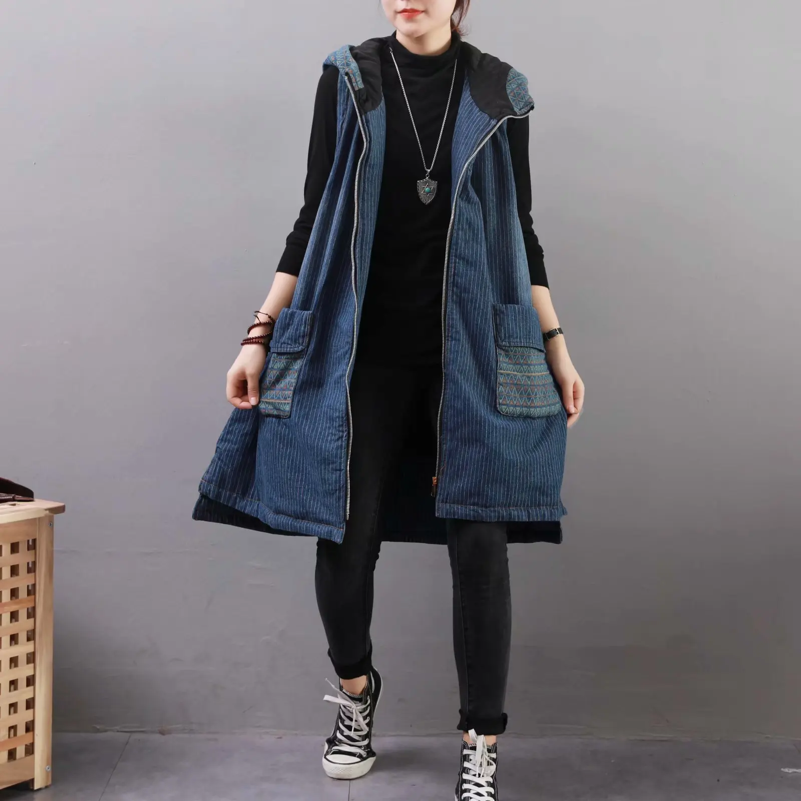 Женский джинсовый жилет в полоску с капюшоном и карманами винтажный стеганый