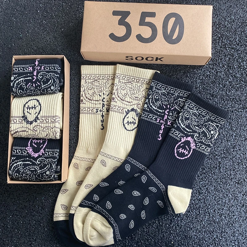 

Winter cashew flower men's high-top sports socks female letter hip-hop skateboard socks three pairs of gift boxes