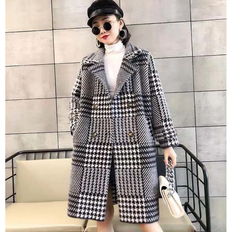 Женское длинное пальто в клетку классическое клетчатое с лацканами теплая