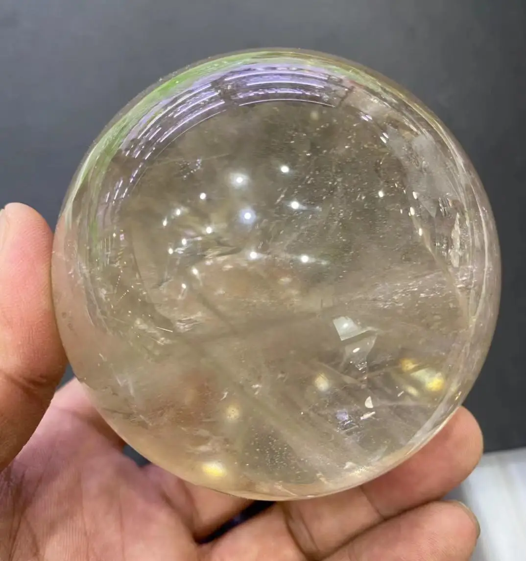 

Crystal crystal crystal of natural white crystal, transparent source of money, rolling round and full