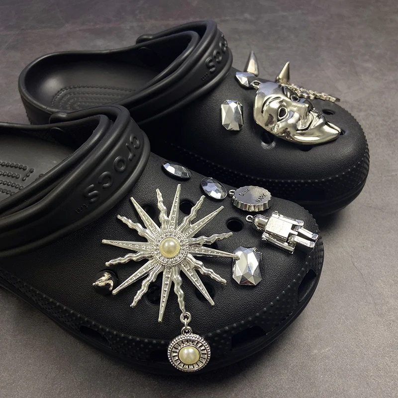 Серебристые кроксы с символом В за Вендетту, дизайнерские металлические баклеи для обуви, модный украшатель, джибсовые деревянные тапочки для мальчиков и девочек, подарки.