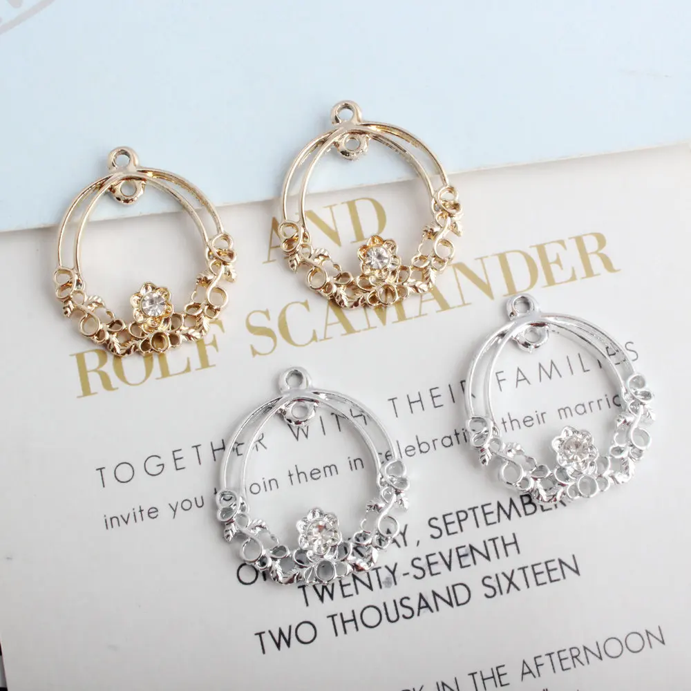 

Небольшой браслет с подвесками из блестящего золотого сплава, инкрустированные стразы, полый Овальный венок для женщин, ювелирные изделия ...