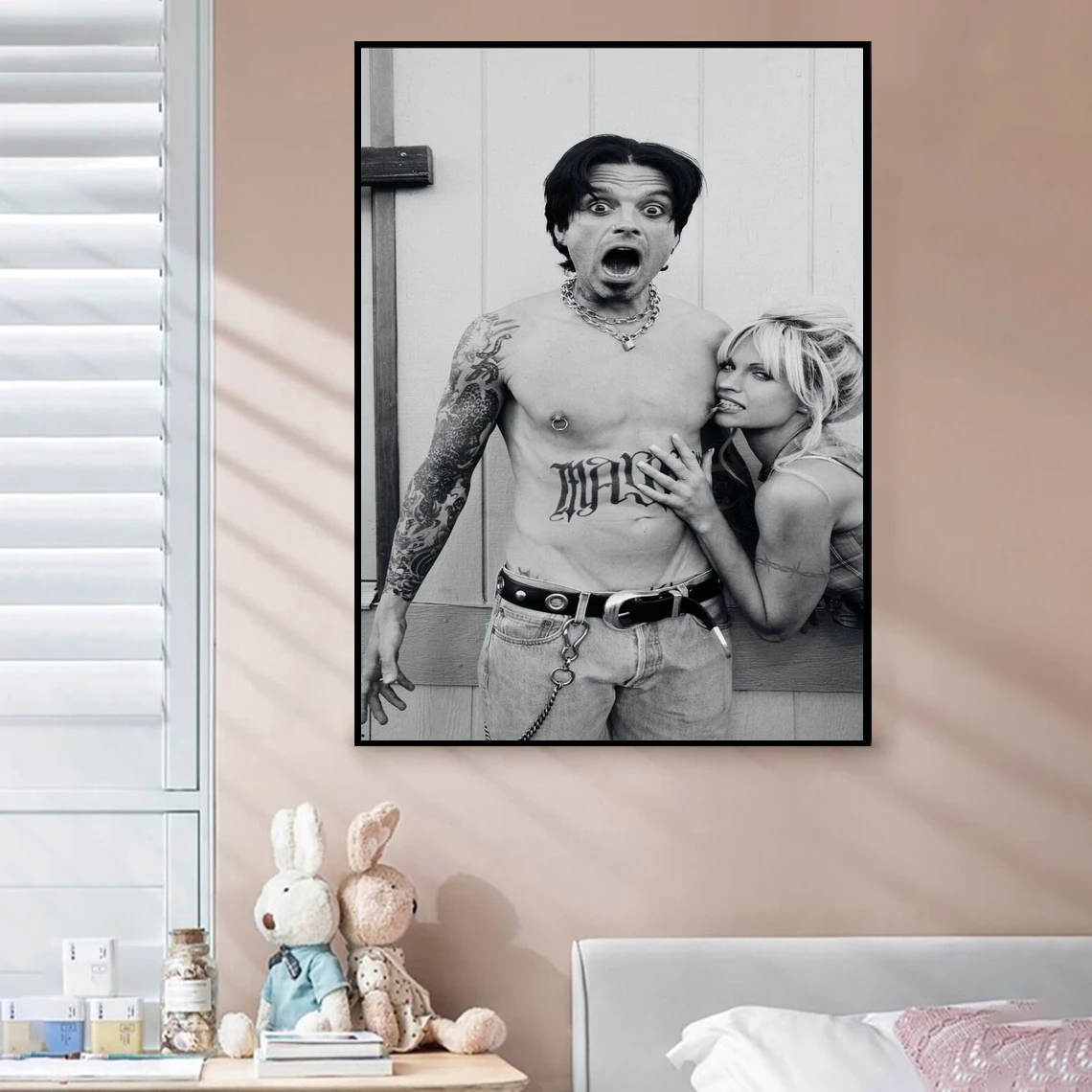 Себастьян Стэн и Лилия Джеймс в пам Томми (2022) постер из фильма домашний декор