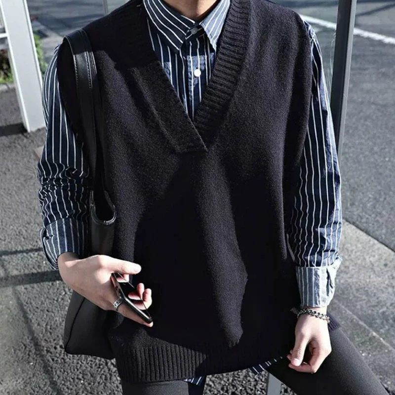 

PADEGAO Men's Plain Pijo Style Vest Sweater Street Wear for Daily Wear Sleeveless Clothing Sweaters with Vintage Chic PDG1819