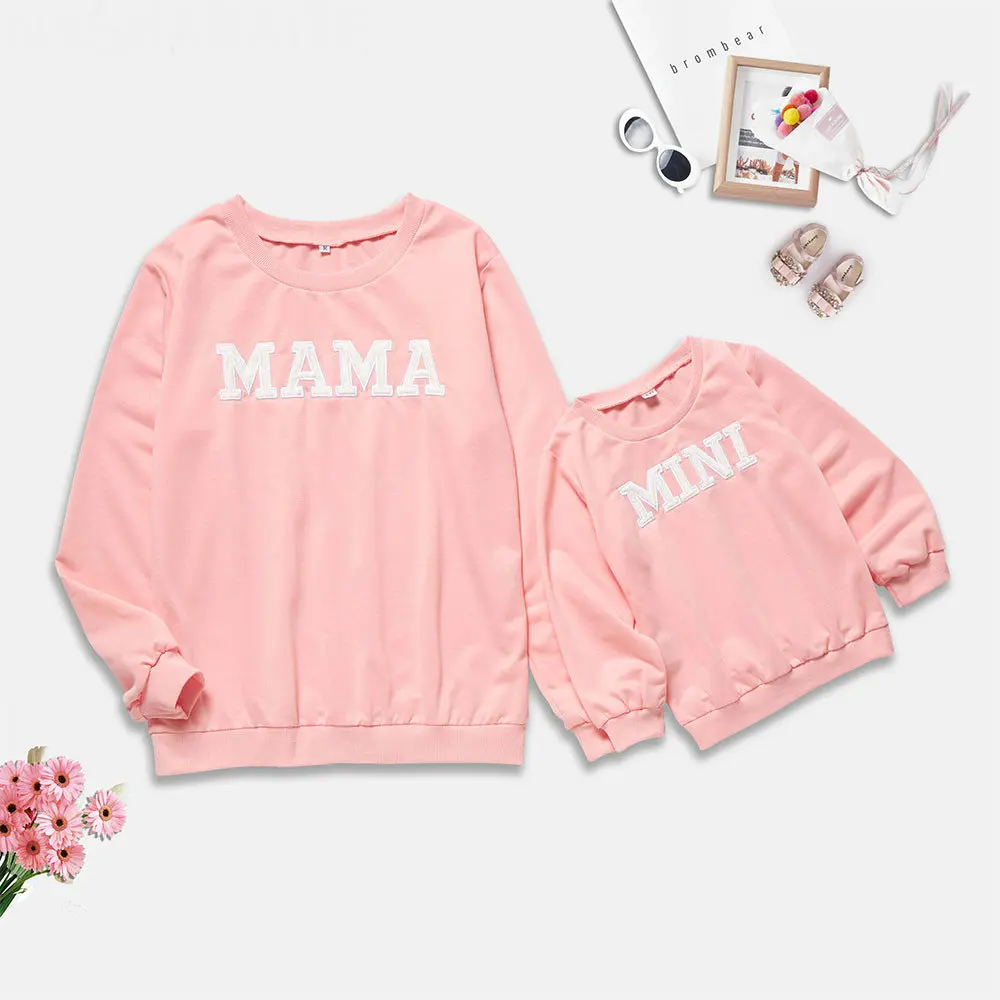 Одинаковые толстовки с капюшоном для всей семьи надписью Mini Mama Одежда Розовый