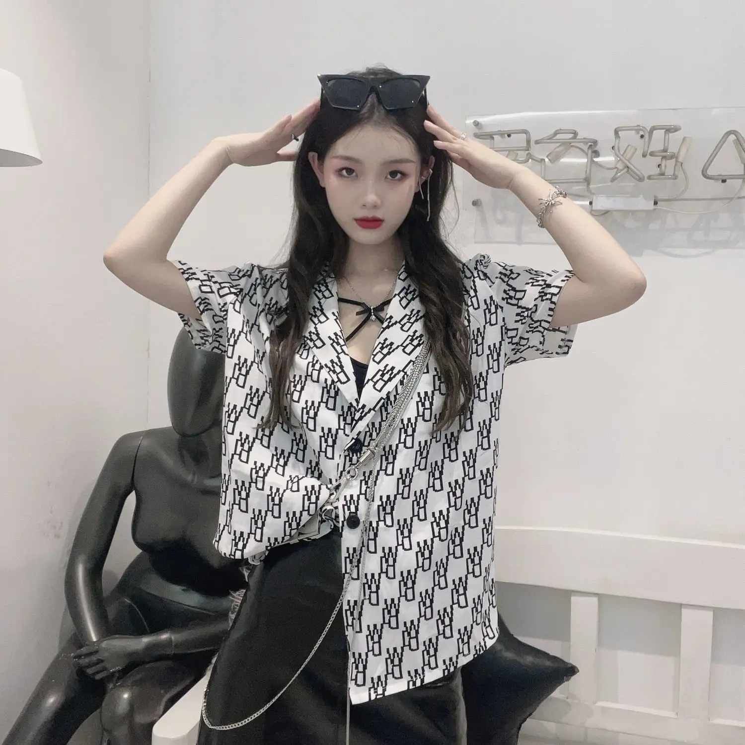 

Cool suit collar, foreign style letter design, minority short sleeve shirt top, women's thin coat fashion in 2021 summer