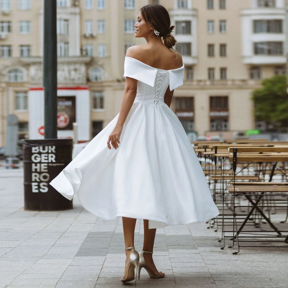 Короткое свадебное платье белого цвета/цвета слоновой кости с открытыми плечами