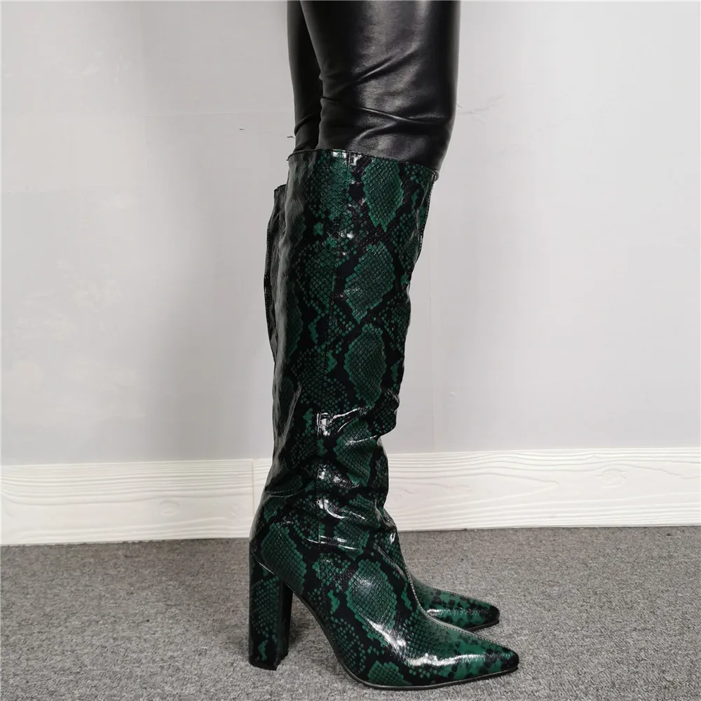Женские сапоги до колена зеленые с острым носком на массивном каблуке под