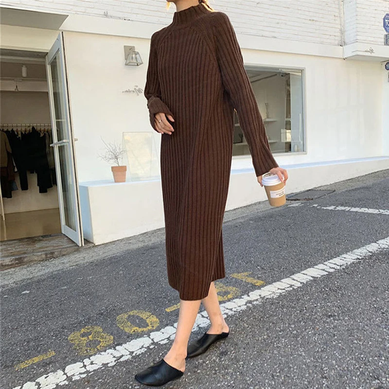 

Женское вязаное платье-свитер средней длины, с длинным рукавом