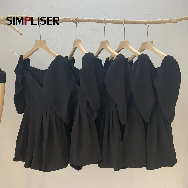 

2021 Summer Retro Black Romper Women Casual Beach Playsuits Romper Solid Color Beach Short Jumpsuit Romper V-neck Puff Sleeve