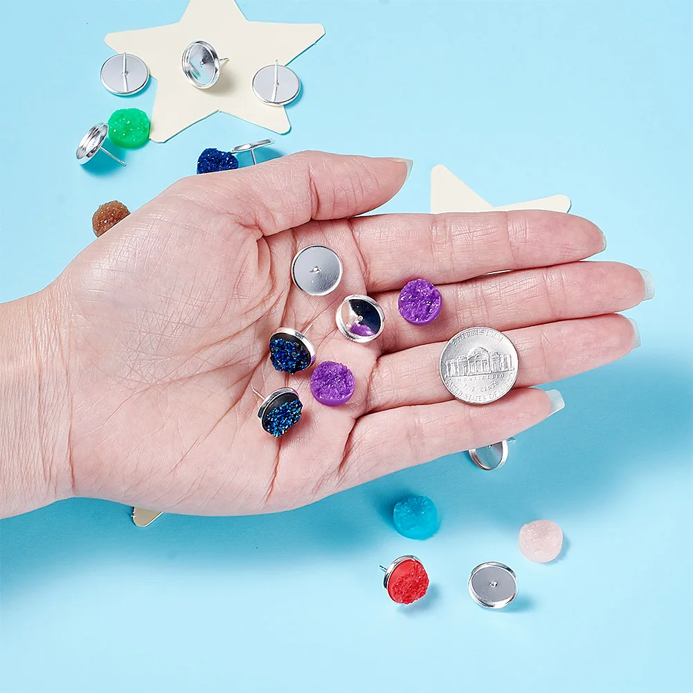 Лоток 12 мм латунные серьги-гвоздики и плоские круглые кабошоны из друзы смолы 12x5