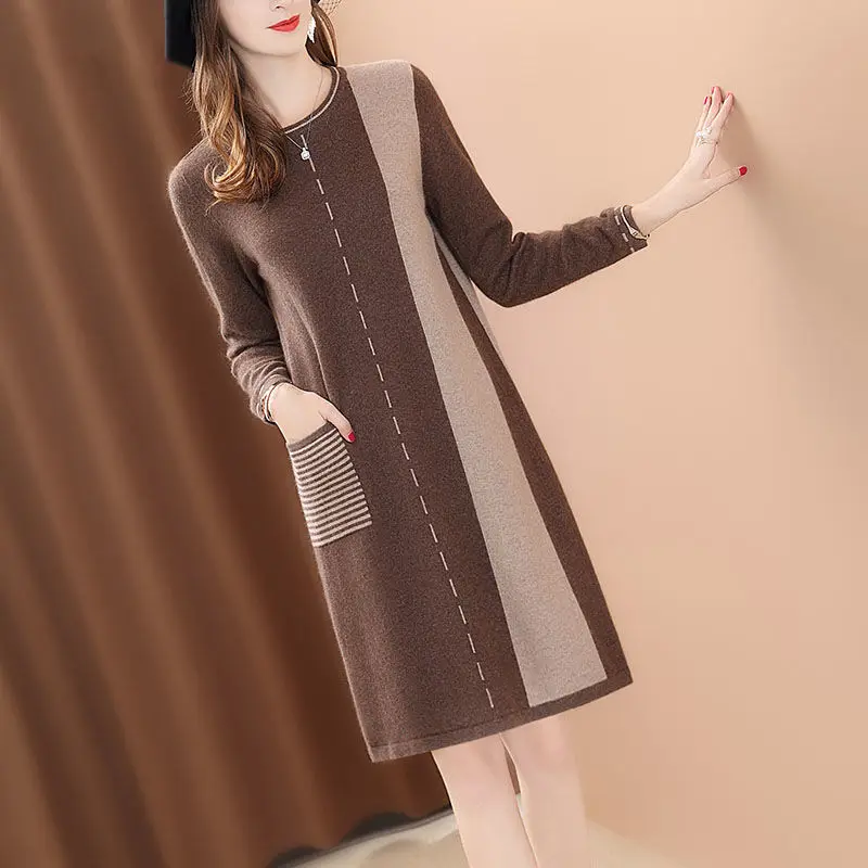 

Женское трикотажное платье-свитер с круглым вырезом и длинным рукавом