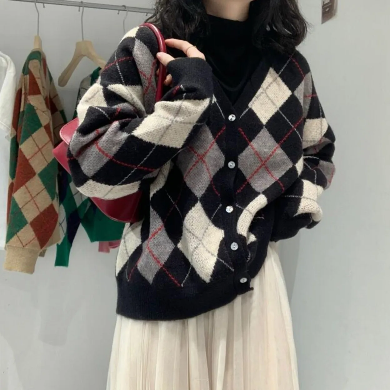 Женский вязаный кардиган с V-образным вырезом в клетку |