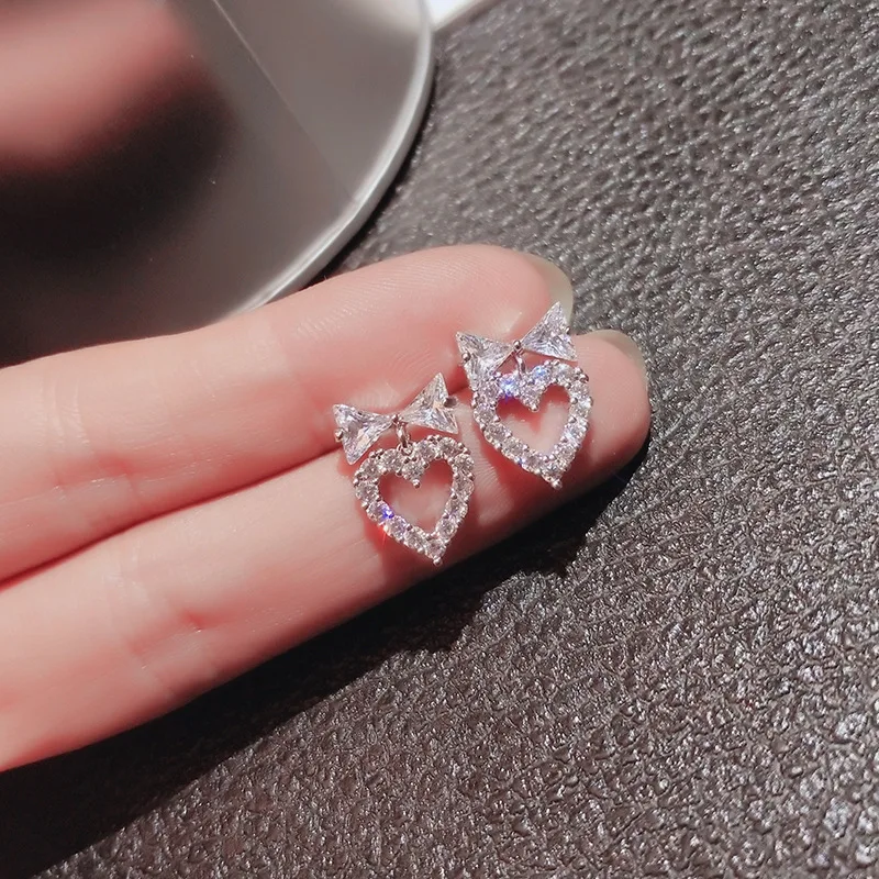 

Серьги-гвоздики женские из серебра 925 пробы с цирконом