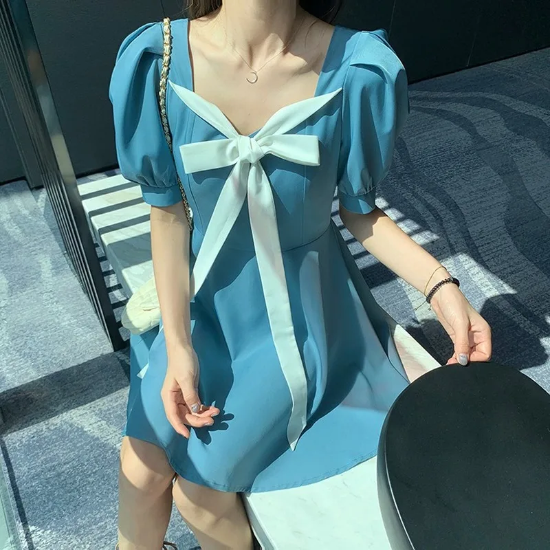 Женское летнее платье средней длины синее облегающее большого размера с бантом