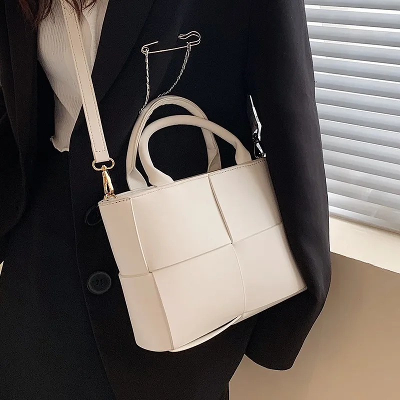 

Дизайнерская сумка-тоут из искусственной кожи с переплетением, маленькая зеленая сумка через плечо с короткими ручками, лето 2021, женские ро...