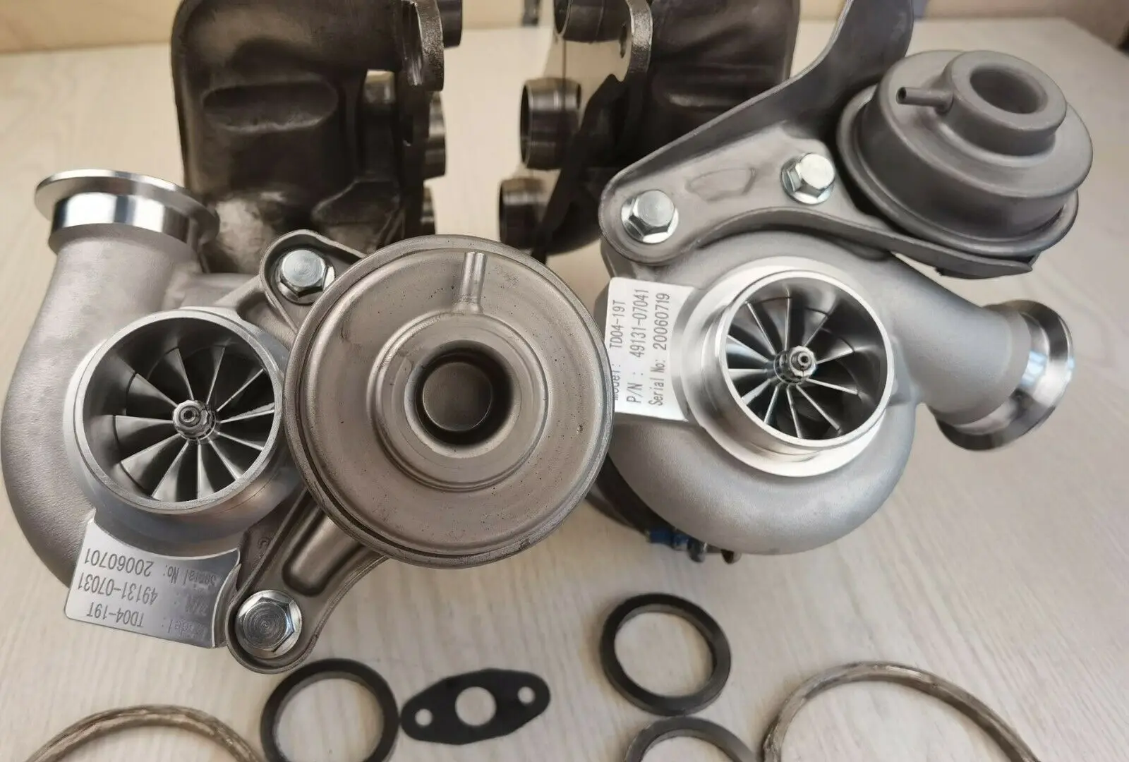 

TD04L4-19T 49131-07031 + 07041 две лампы для BMW 335 IS/XI/I (E90/E91/E92/E93) N54B30 2979 куб. См кВт