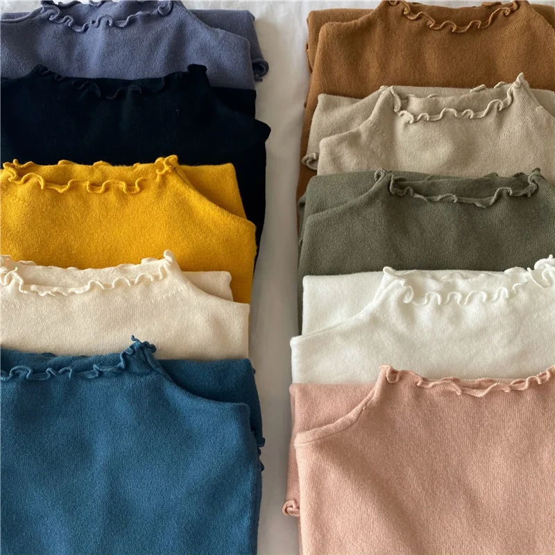 

Женский трикотажный свитер с высоким воротником и рюшами