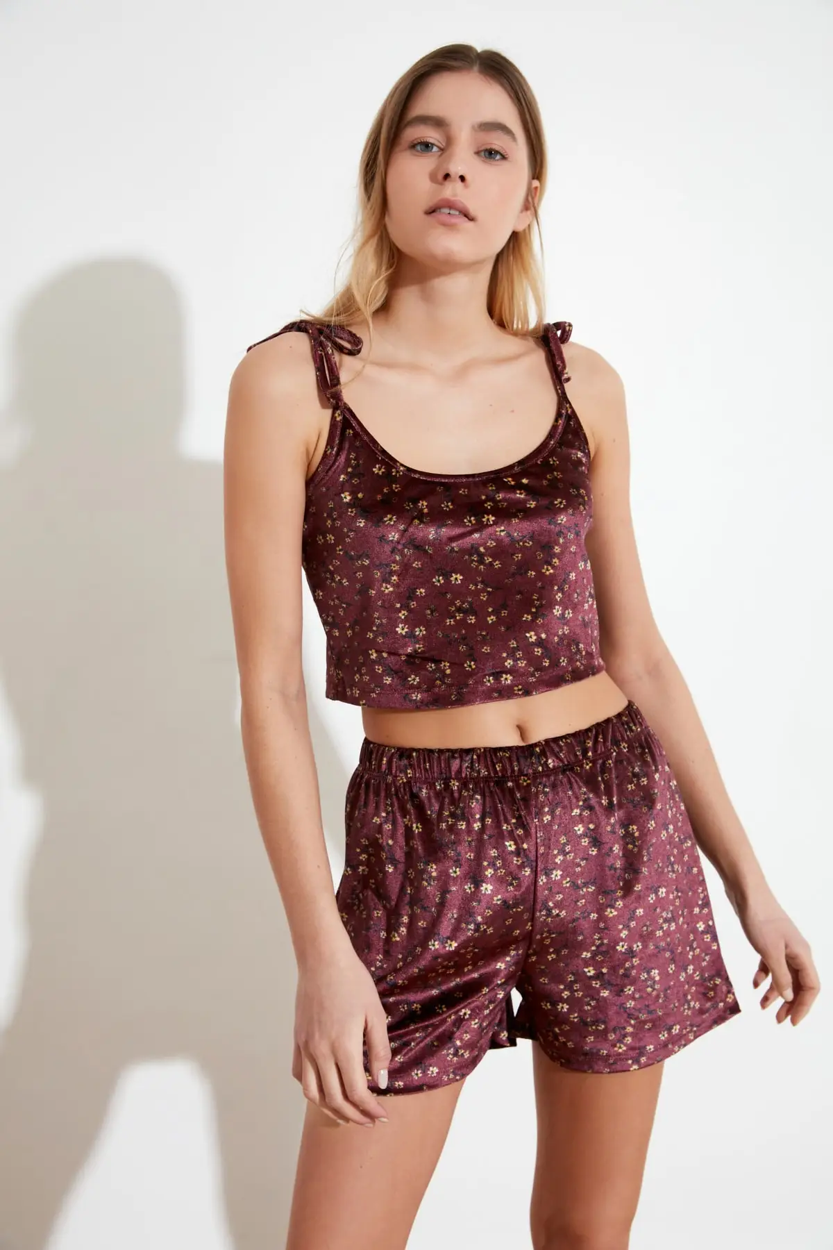 

Trendyol Flower Print Velvet Pajamas set THMSS21PT0057