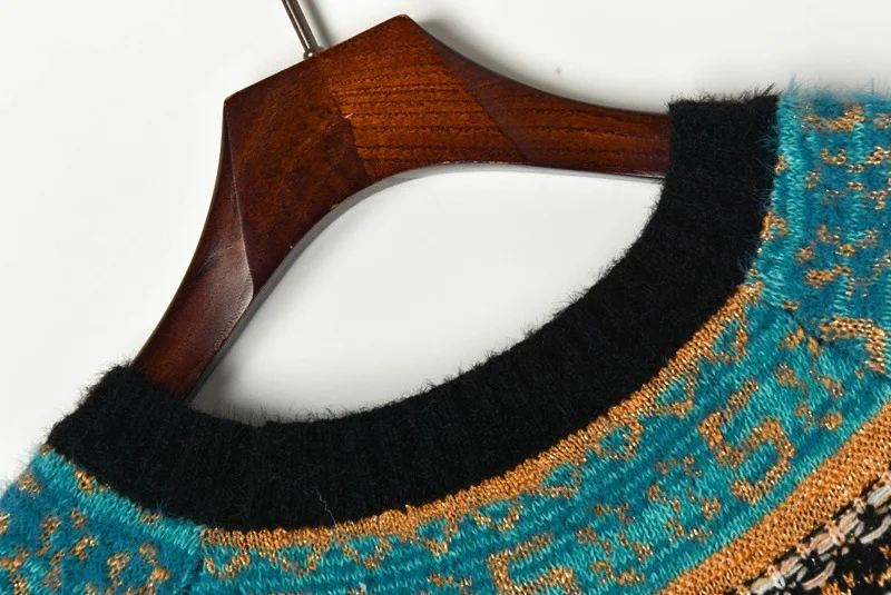 Женское свободное платье свитер подиумное вязаное болотного цвета в полоску с