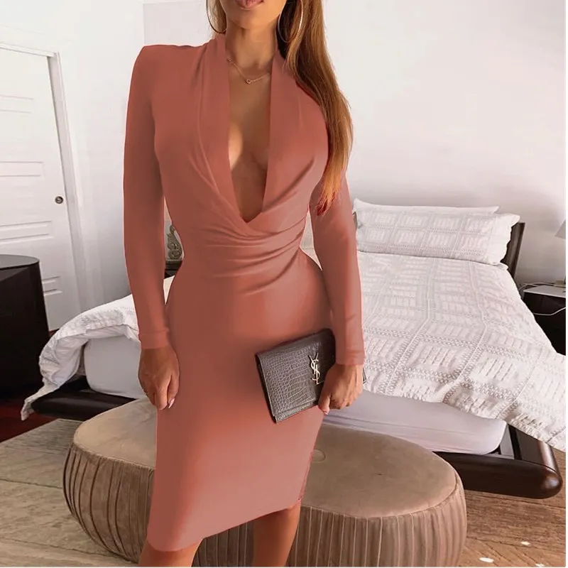 Женское облегающее платье карандаш с глубоким V образным вырезом и длинным