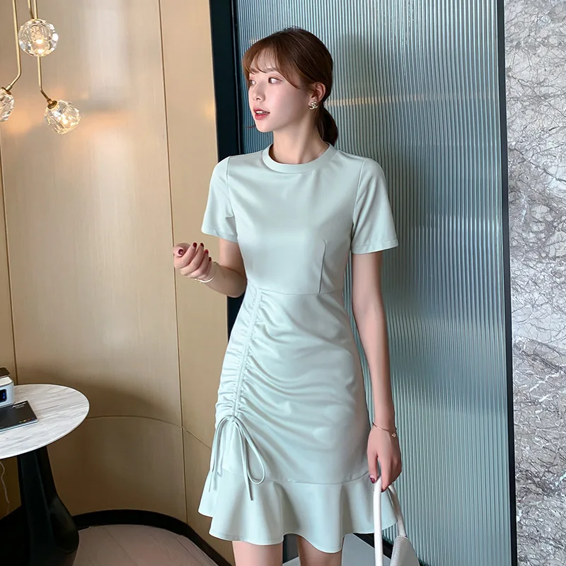 Женское элегантное облегающее платье карандаш с круглым вырезом и оборками