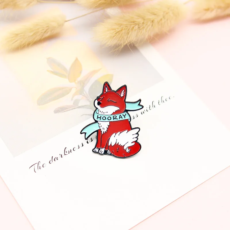 Мультяшная персональная модная красная лиса с синим шарфом закрытыми глазами