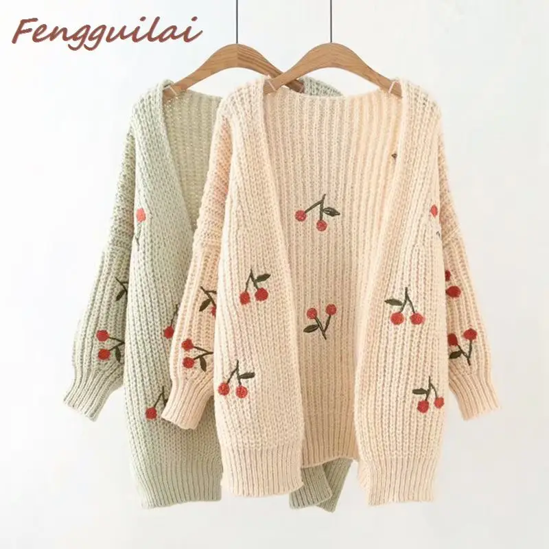 Свитер женский осенне-весенний вязаный с вышитым вишневым узором |