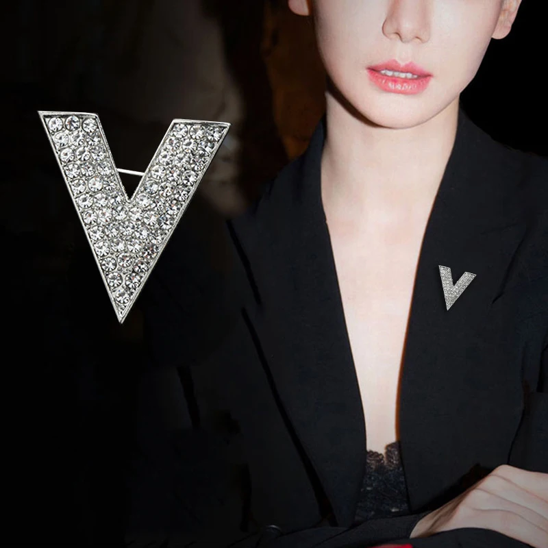 Новинка минималистичный кристалл новая Буква V Брошь булавка Стразы треугольная