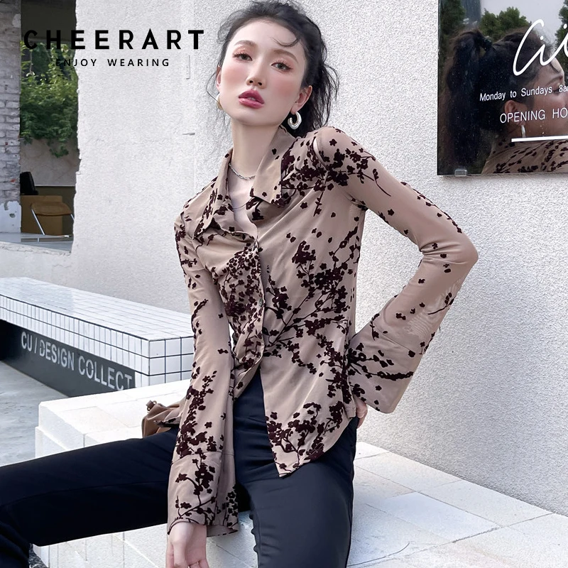 

CHEERART флокирующая Цветочная сетчатая рубашка осень 2021 Женская мода расклешенный рукав Дамский топ на пуговицах Рубашка с воротником Корейс...