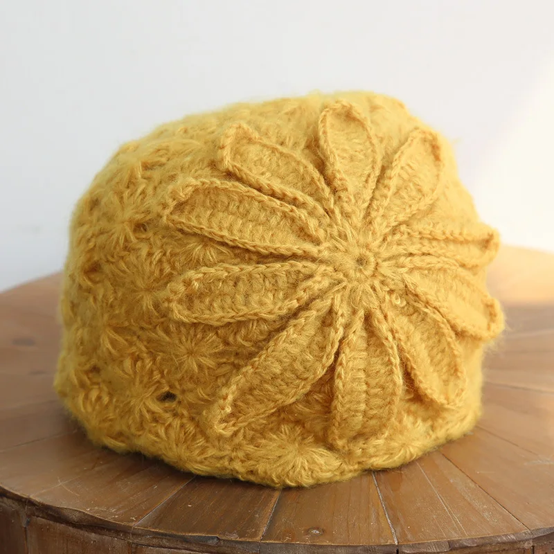 

Women Autumn and Winter Retro Elegant Flower Beret Warm Hand-knitted Wool Hat