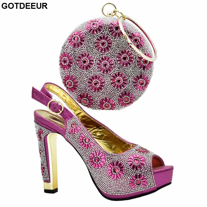 Новое поступление женские итальянские фотообои украшенные искусственными